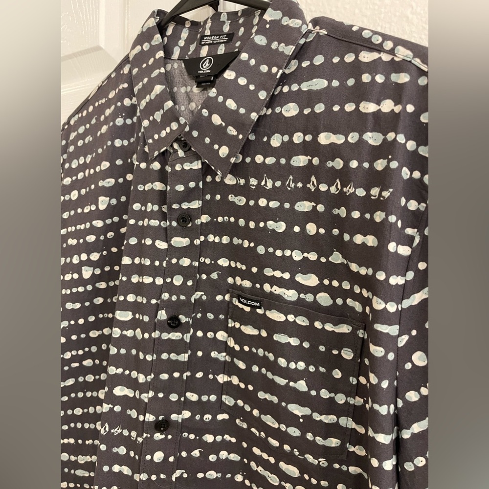 Volcom Size large button down NWOT - Picture 2 of 3